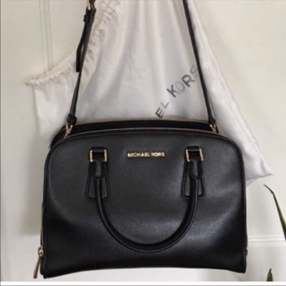 🛍️ Vintage Authentic MK shoulder bag excellent condition comes with dust bag. - Picture 8 of 12